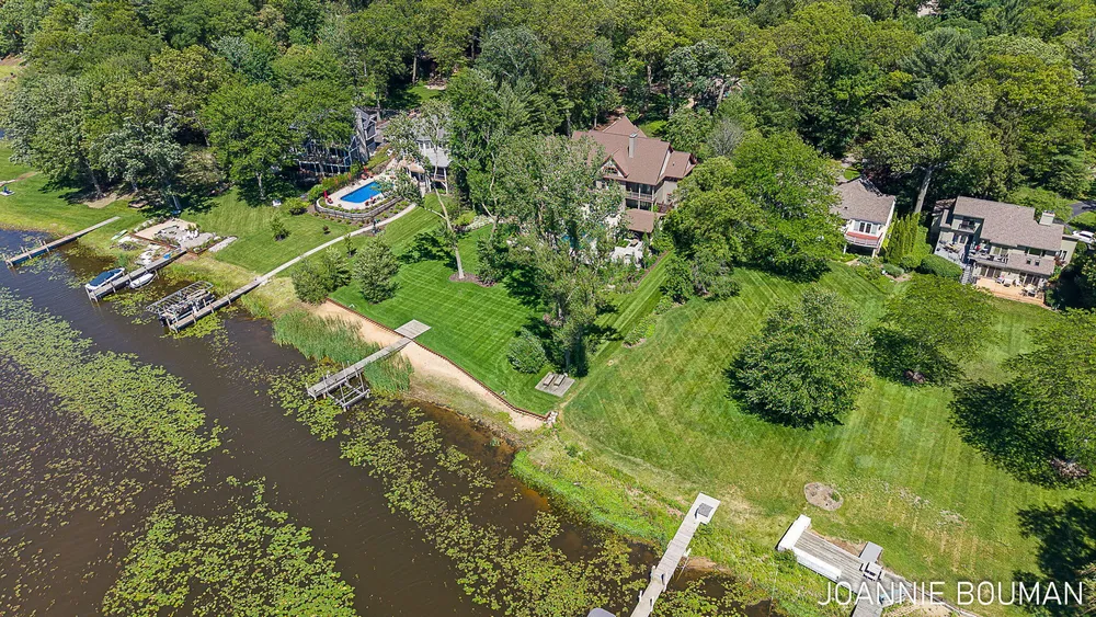 792 Pine Bay Ave, Holland, MI 49424-2781