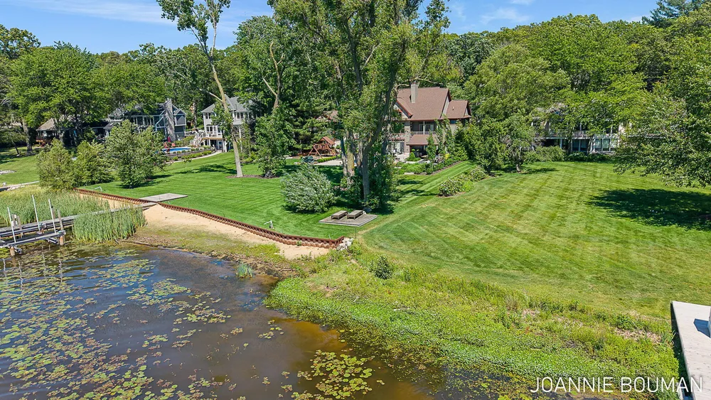 792 Pine Bay Ave, Holland, MI 49424-2781