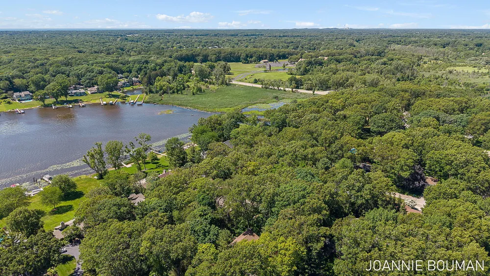 792 Pine Bay Ave, Holland, MI 49424-2781
