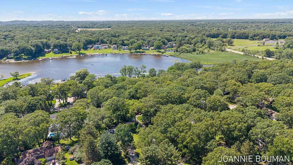 792 Pine Bay Ave, Holland, MI 49424-2781
