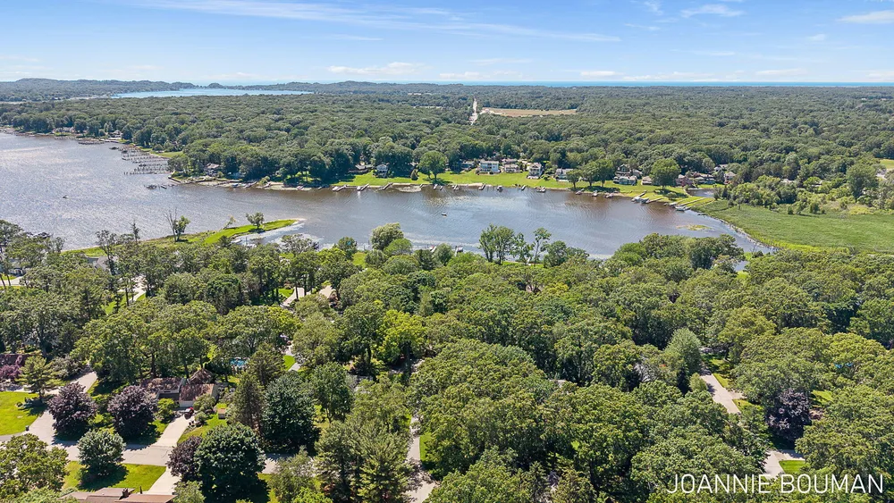 792 Pine Bay Ave, Holland, MI 49424-2781