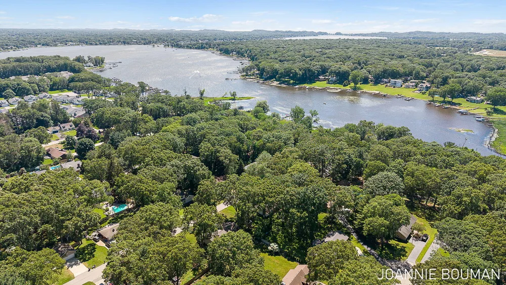792 Pine Bay Ave, Holland, MI 49424-2781