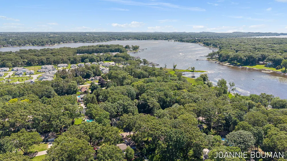 792 Pine Bay Ave, Holland, MI 49424-2781