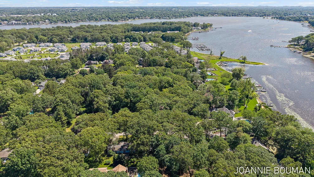 792 Pine Bay Ave, Holland, MI 49424-2781