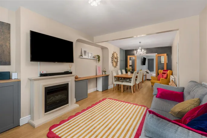 Property carousel image 3