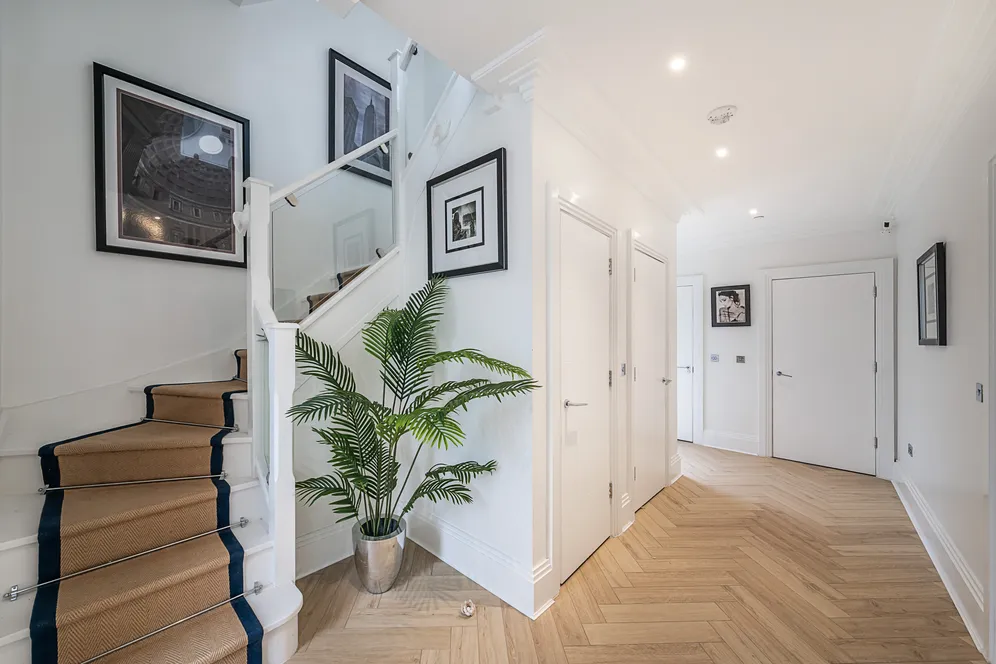 Battersea Park Road, London, SW11 photo 2