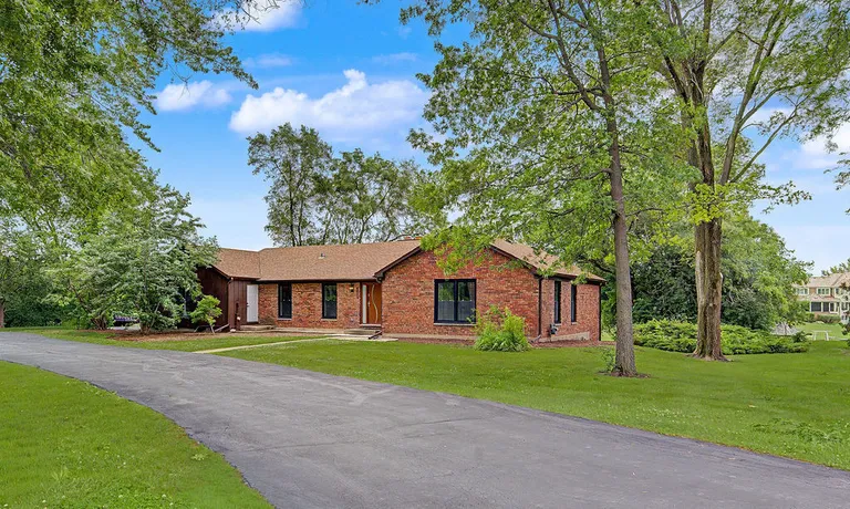 15 Turning Shore Dr, South Barrington, IL 60010
