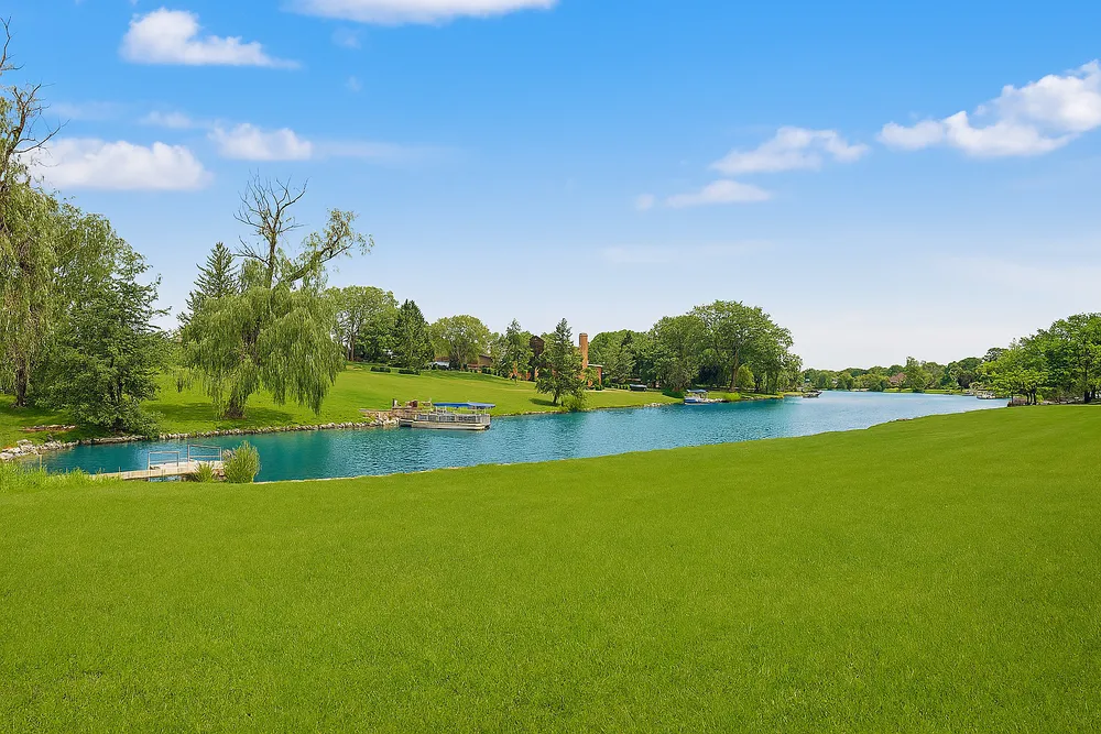 15 Turning Shore Dr, South Barrington, IL 60010