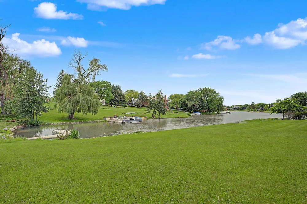 15 Turning Shore Dr, South Barrington, IL 60010
