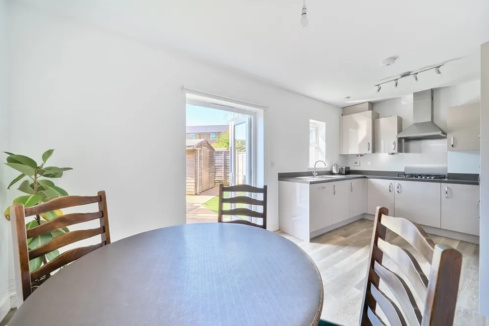 Timms Close Horsham RH12 photo 3