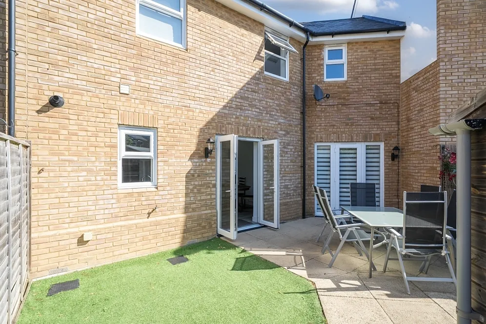 Timms Close Horsham RH12 photo 10