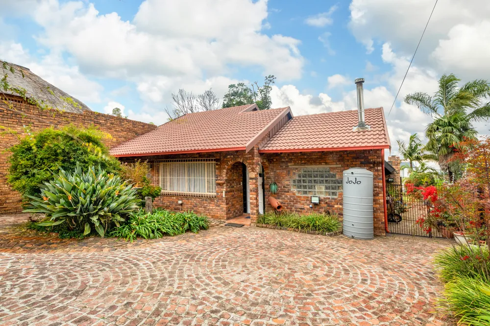 South Africa, Gauteng, Randpark Ridge, Knoppiesdoring Street, 14