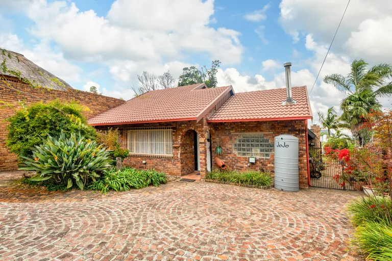 South Africa, Gauteng, Randpark Ridge, Knoppiesdoring Street, 14