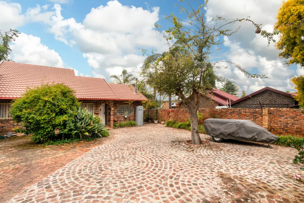 South Africa, Gauteng, Randpark Ridge, Knoppiesdoring Street, 14