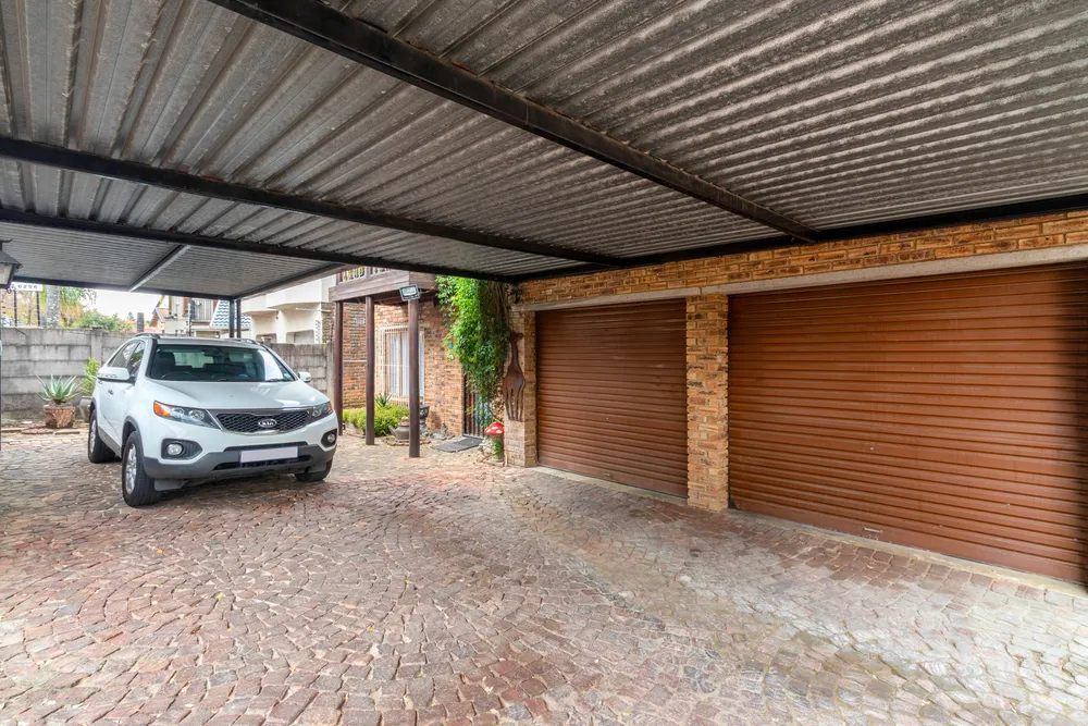 South Africa, Gauteng, Randpark Ridge, Knoppiesdoring Street, 14