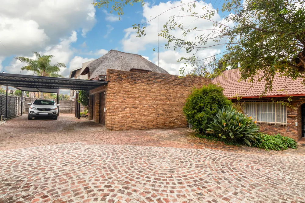 South Africa, Gauteng, Randpark Ridge, Knoppiesdoring Street, 14