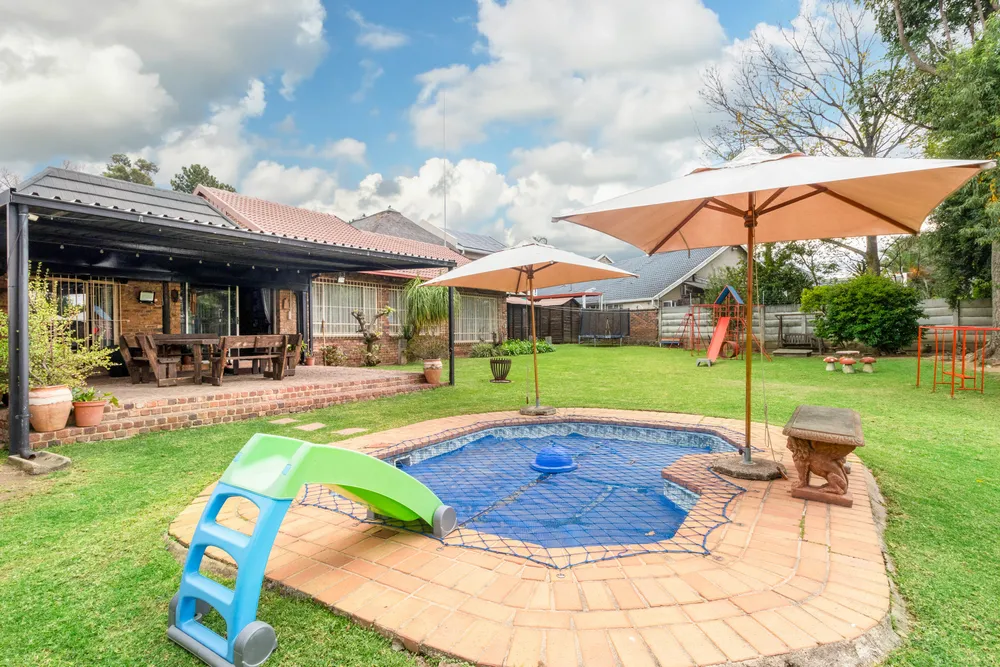 South Africa, Gauteng, Randpark Ridge, Knoppiesdoring Street, 14