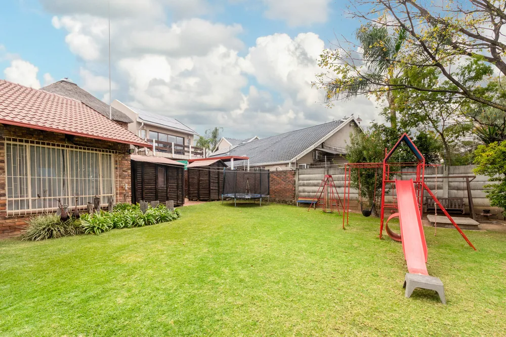 South Africa, Gauteng, Randpark Ridge, Knoppiesdoring Street, 14