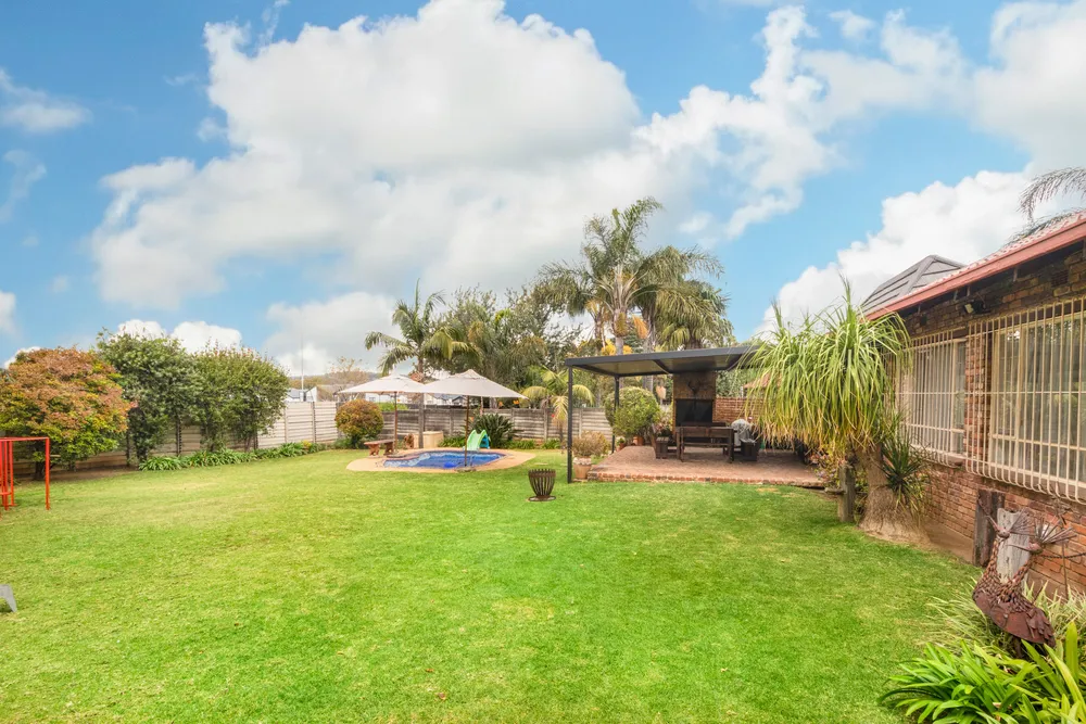 South Africa, Gauteng, Randpark Ridge, Knoppiesdoring Street, 14