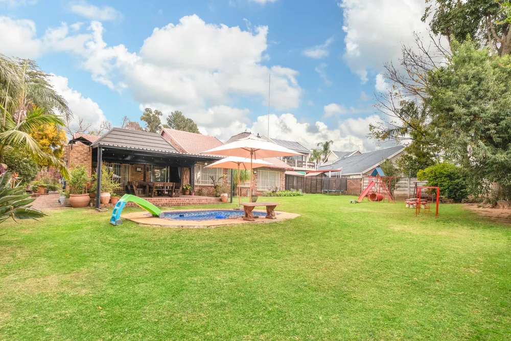 South Africa, Gauteng, Randpark Ridge, Knoppiesdoring Street, 14