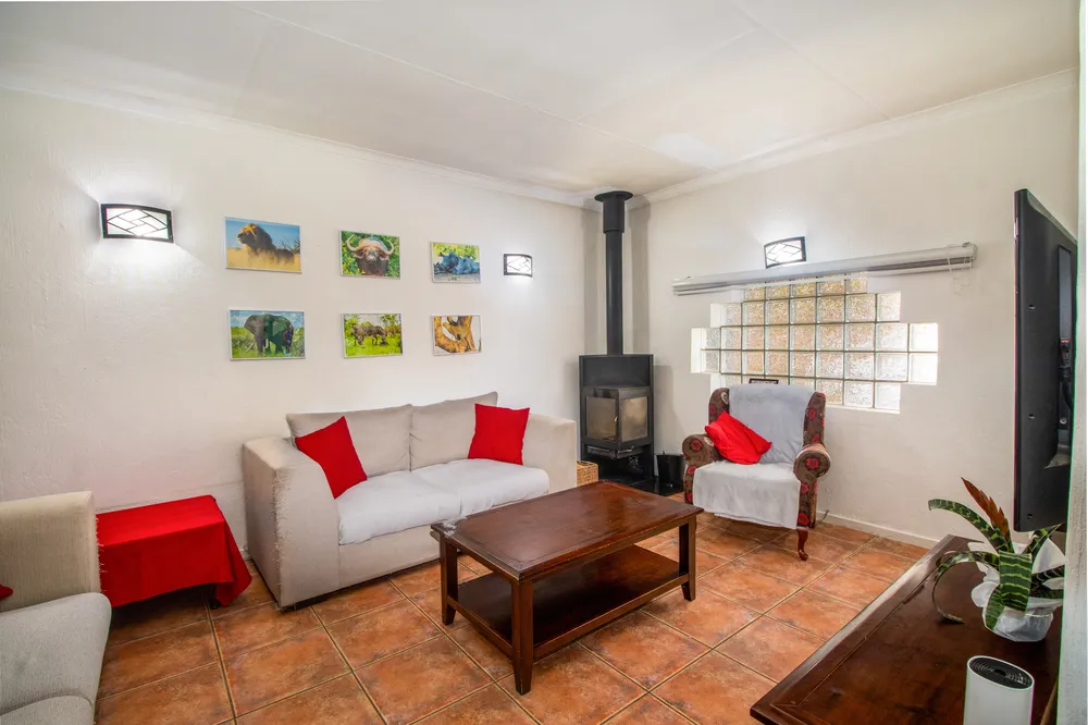 South Africa, Gauteng, Randpark Ridge, Knoppiesdoring Street, 14