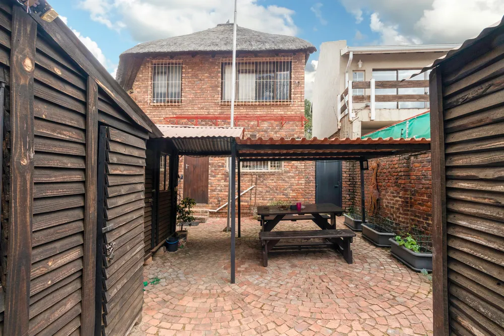 South Africa, Gauteng, Randpark Ridge, Knoppiesdoring Street, 14