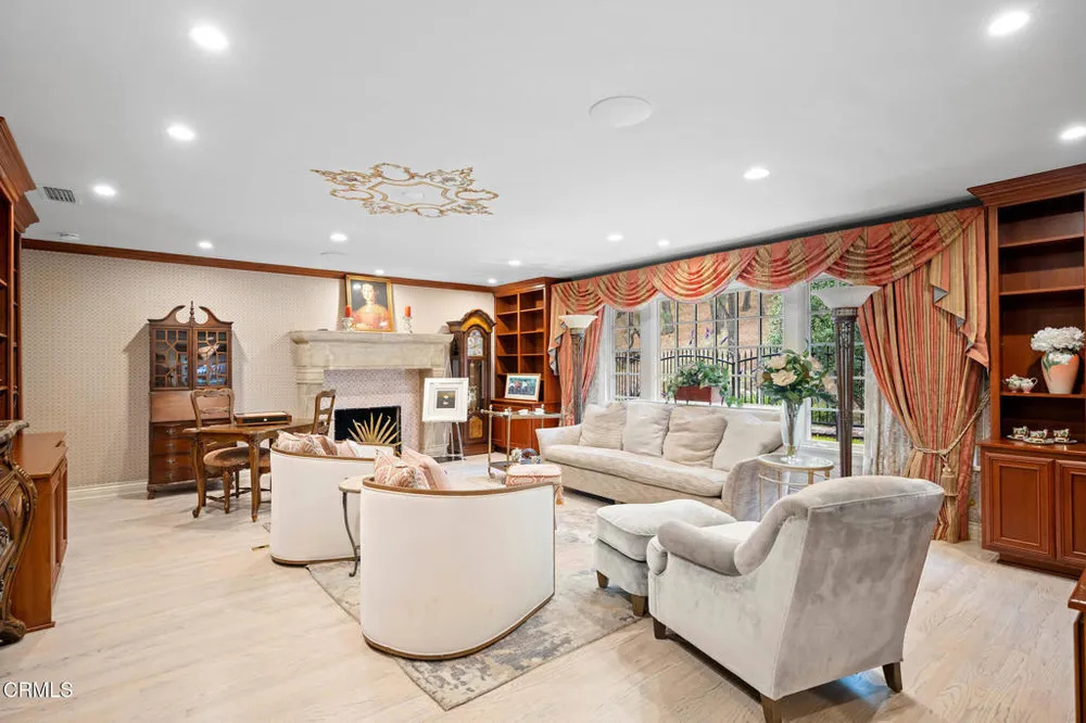 525 Berkshire Ave, La Canada Flintridge, CA 91011