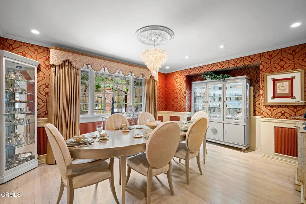 525 Berkshire Ave, La Canada Flintridge, CA 91011
