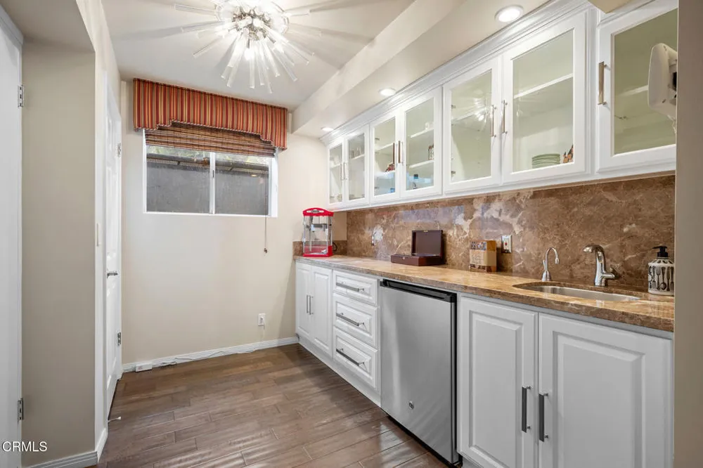 525 Berkshire Ave, La Canada Flintridge, CA 91011