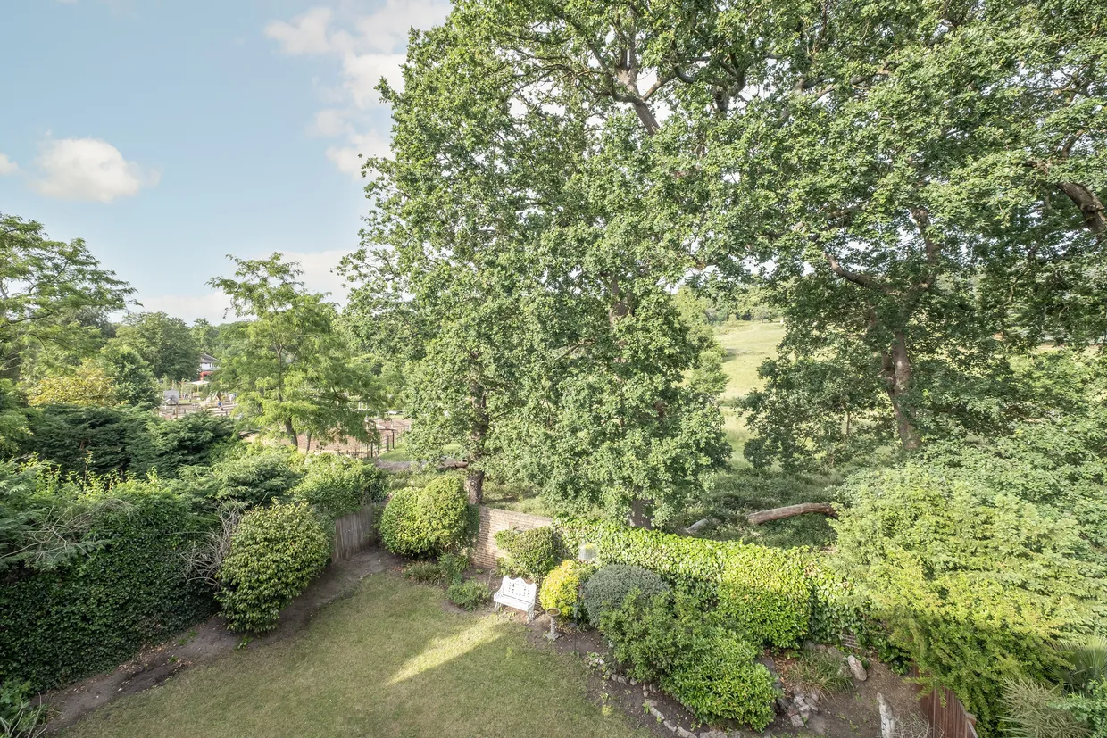 Cedar Heights, Richmond, TW10 photo 13