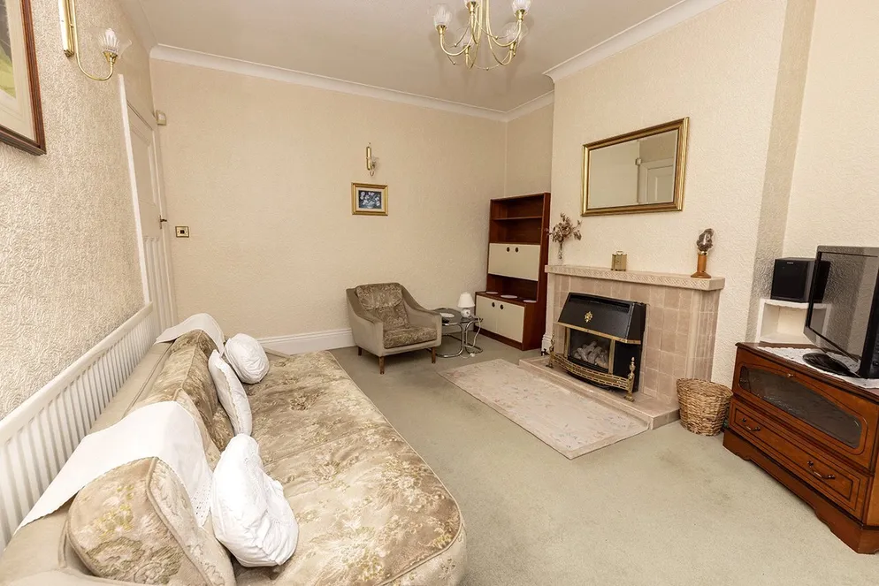 Property carousel item 6