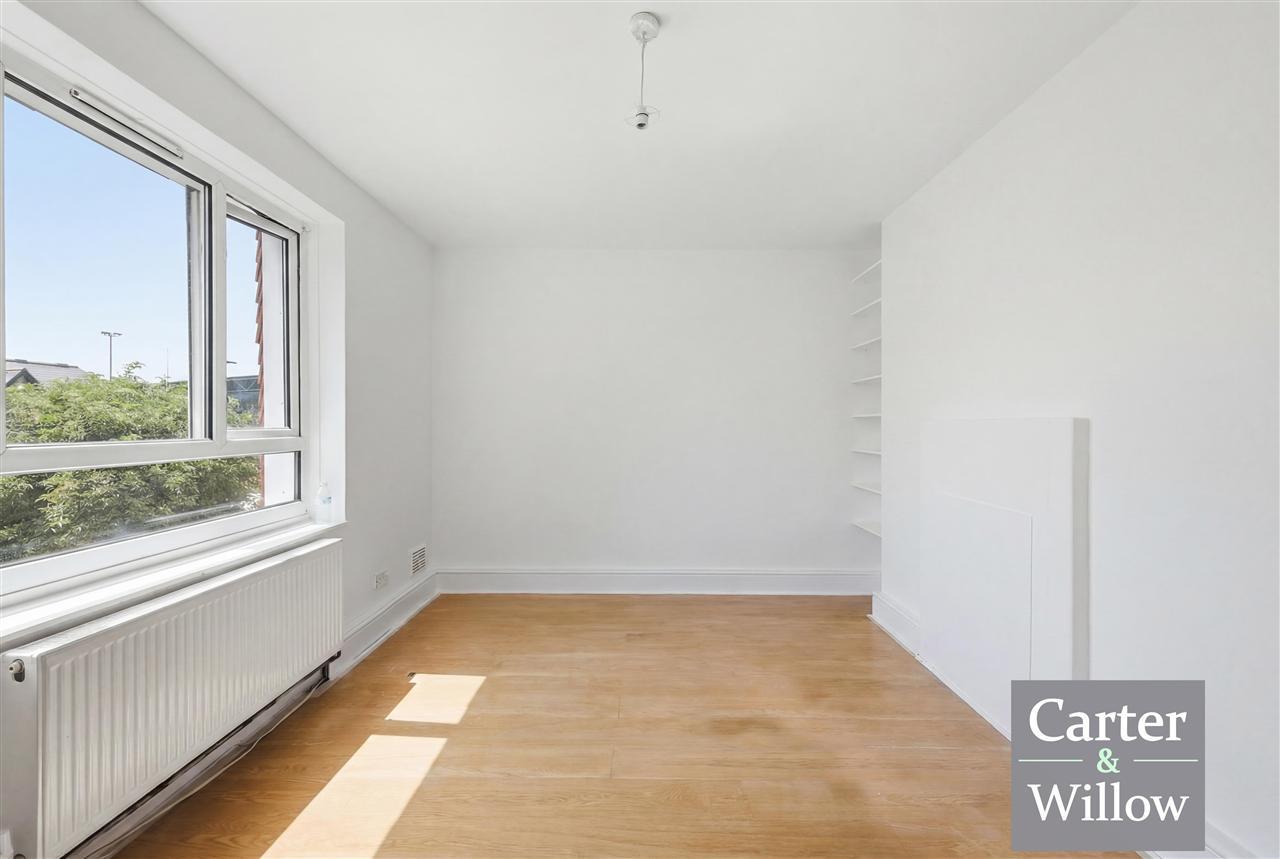 Dawn Crescent, London Image 7