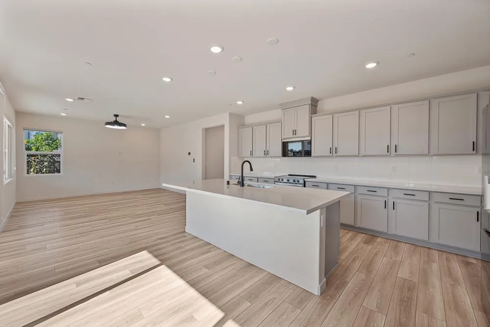 412 Fallen Leaf St, West Sacramento, CA 95605
