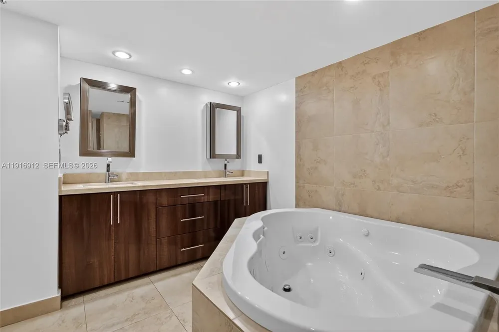 4000 TOWERSIDE TER, Miami, FL 33138