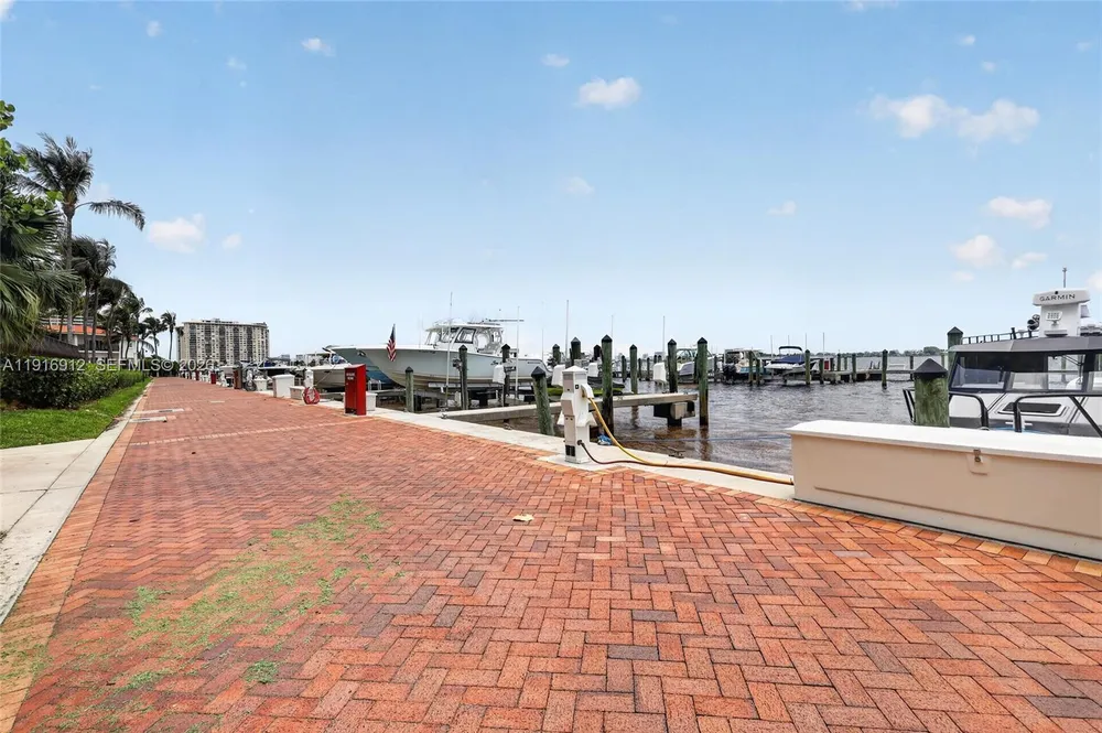 4000 TOWERSIDE TER, Miami, FL 33138