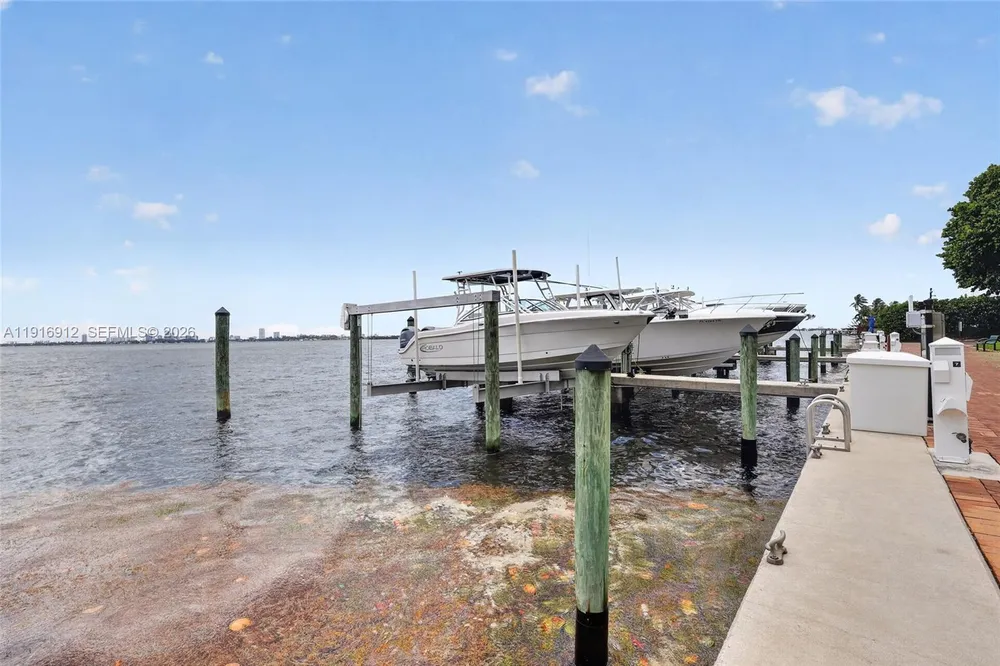 4000 TOWERSIDE TER, Miami, FL 33138