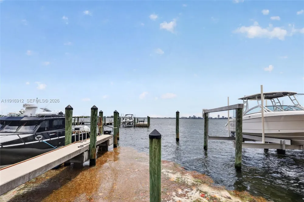 4000 TOWERSIDE TER, Miami, FL 33138