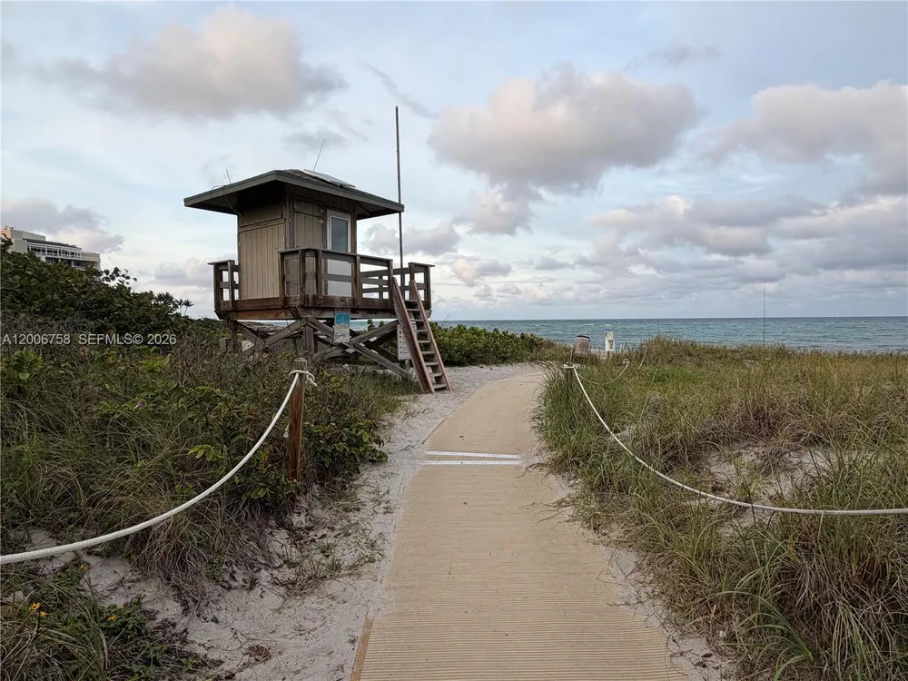 950 De Soto Rd, Boca Raton, FL 33432