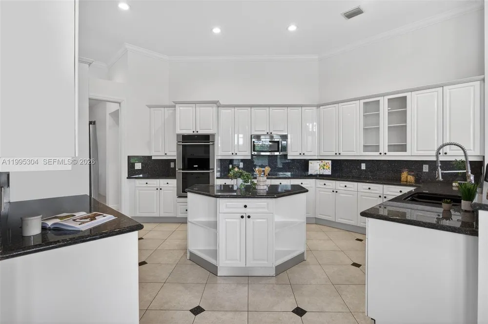 1396 Victoria Isle Dr, Weston, FL 33327