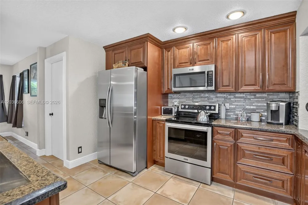 8815 Woodside Ct, Davie, FL 33328
