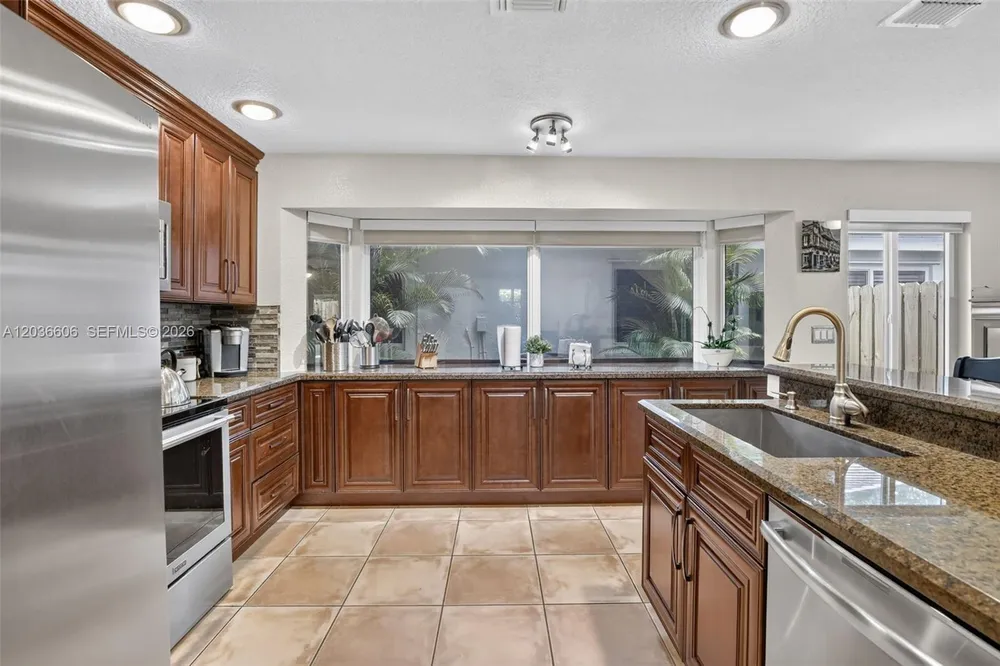 8815 Woodside Ct, Davie, FL 33328