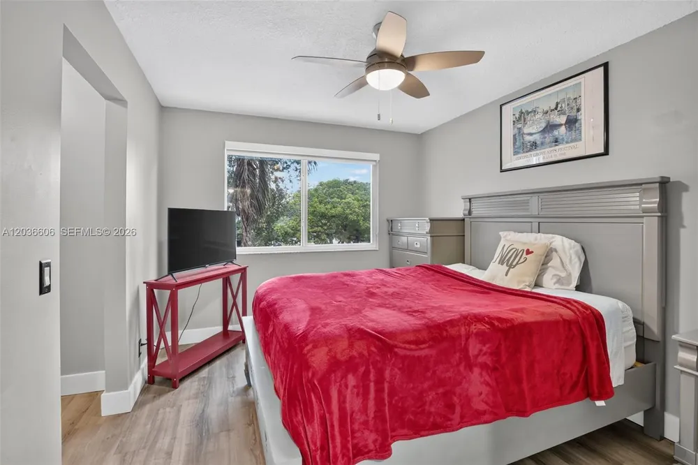 8815 Woodside Ct, Davie, FL 33328