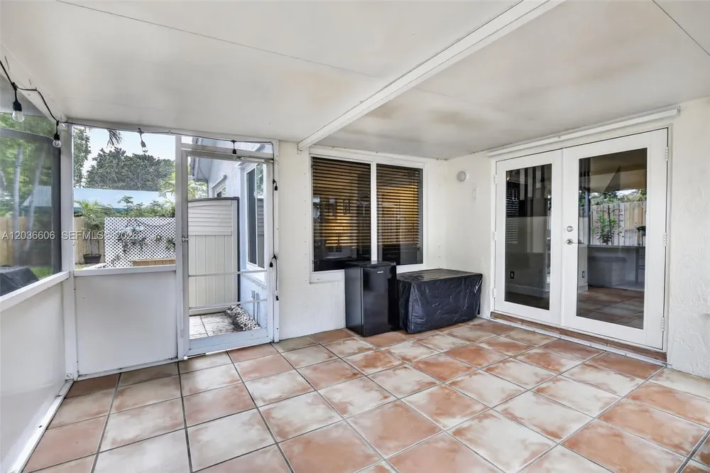 8815 Woodside Ct, Davie, FL 33328