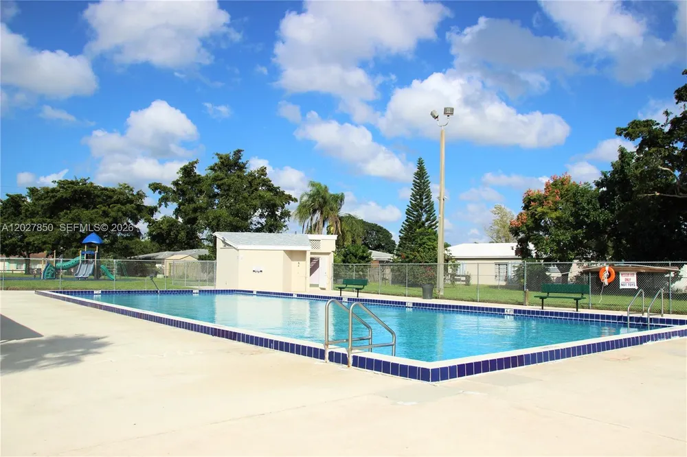 6631 NW 84th St, Tamarac, FL 33321