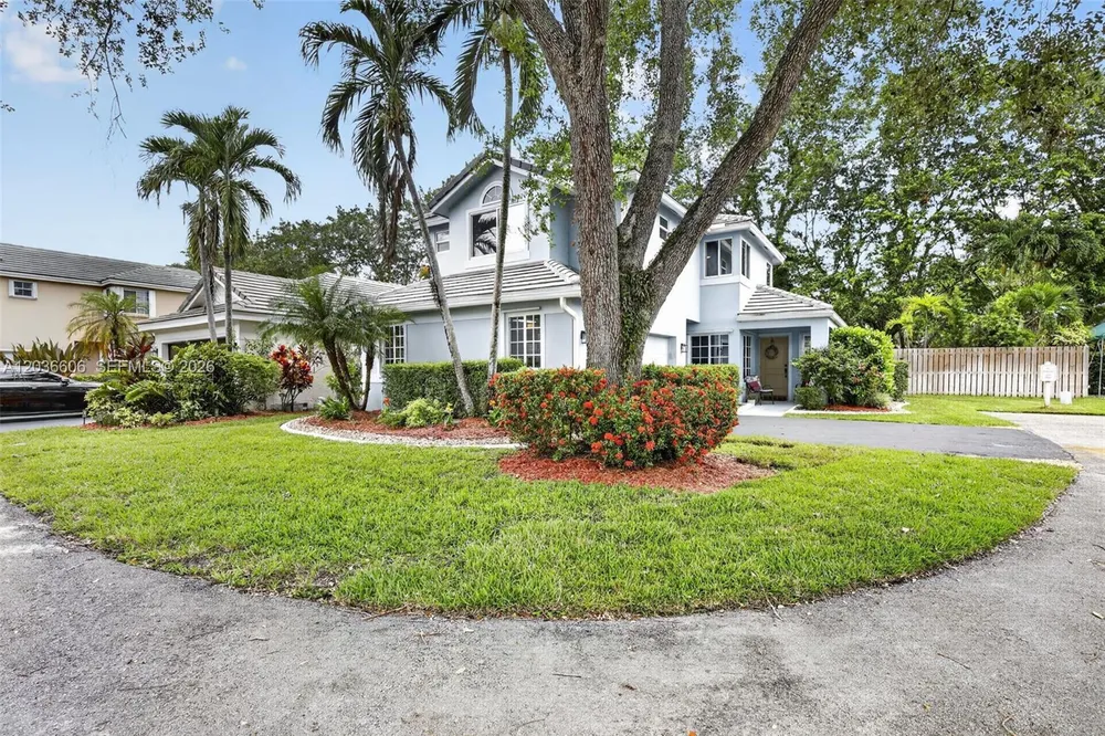 8815 Woodside Ct, Davie, FL 33328