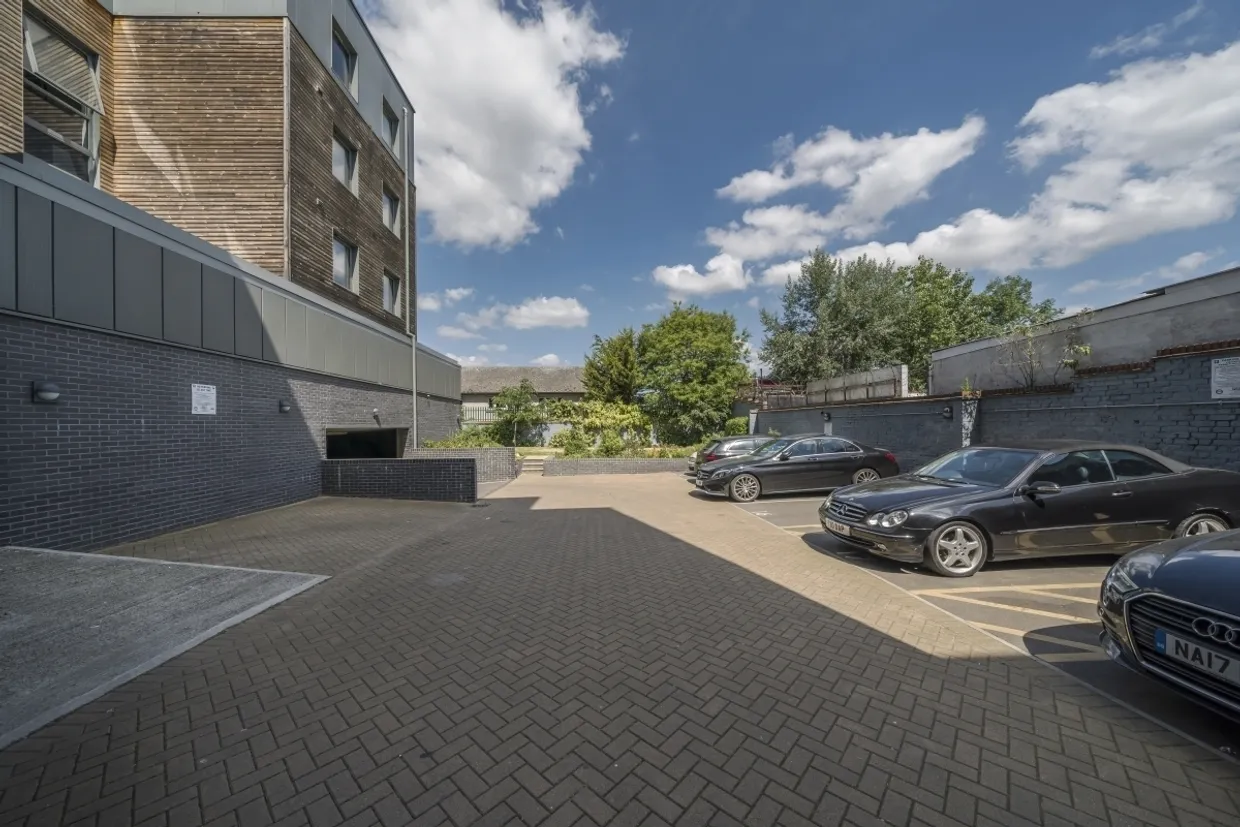 Friern Barnet Road London N11 photo 3