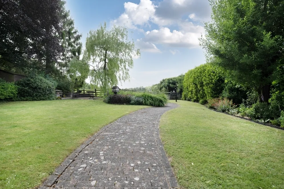 Ogbourne Maizey SN8 photo 21