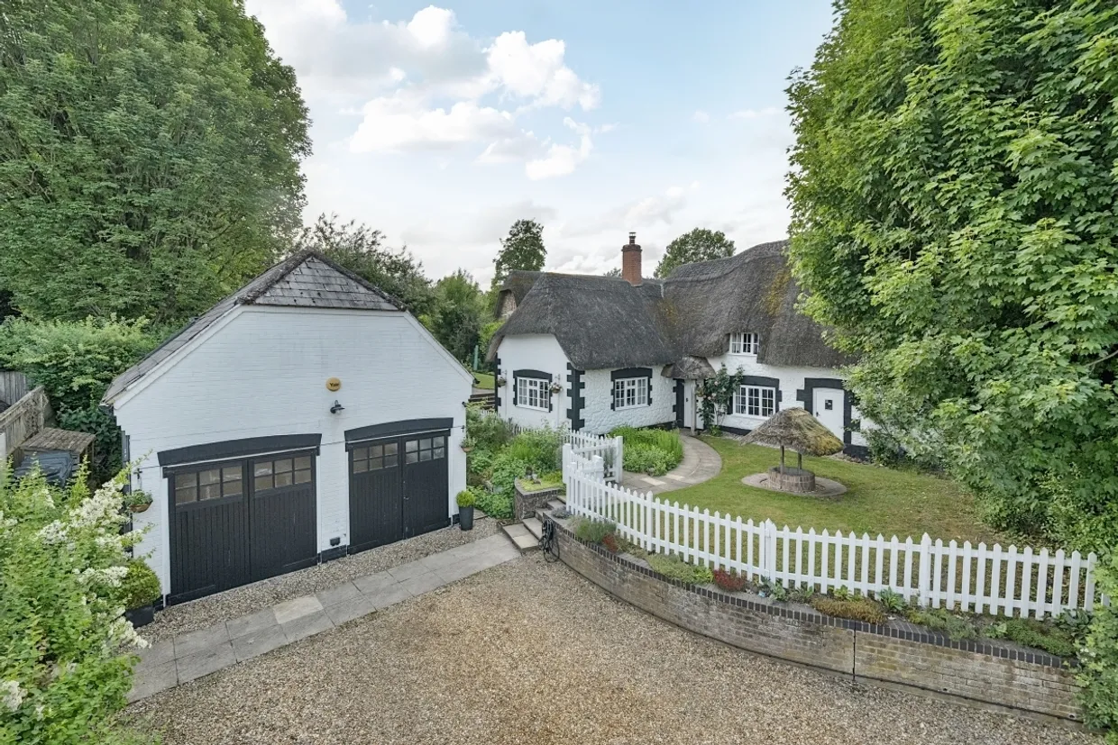 Ogbourne Maizey SN8 photo 23