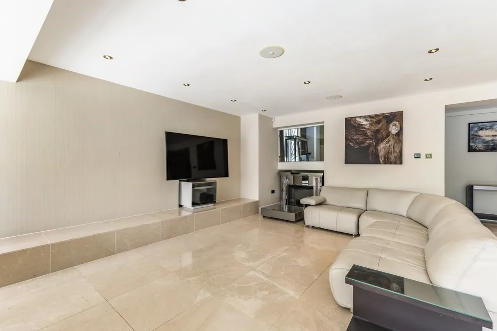 Hall Farm Close Stanmore HA7 photo 6