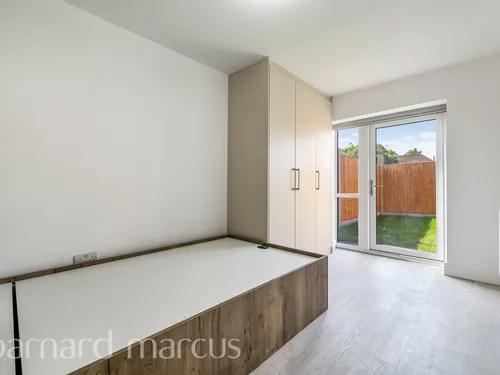 Parkfield Road, FELTHAMphoto